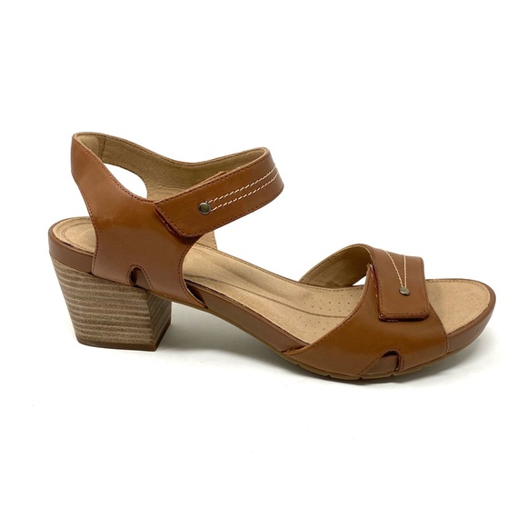 Clarks Shoes - Clarks Un Palma Vibe sandals in Mahogany Leather